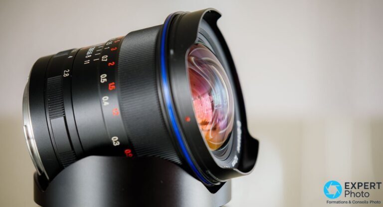Laowa 10mm f/2,8 Zero-D FF AF : paysage, architecture et astro, pas un grand-angle de tous les jours Laowa 10mm f/2,8 Zero-D FF AF de profil sur support, élément frontal bombé avec traitement multicouche et liseré bleu visible