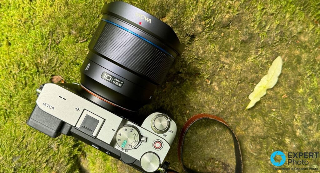 Laowa 10mm f/2,8 Zero-D monté sur Sony Alpha 7CR argenté, vue de dessus, inscription «10 ZERO-D f/2.8» lisible sur l'objectif