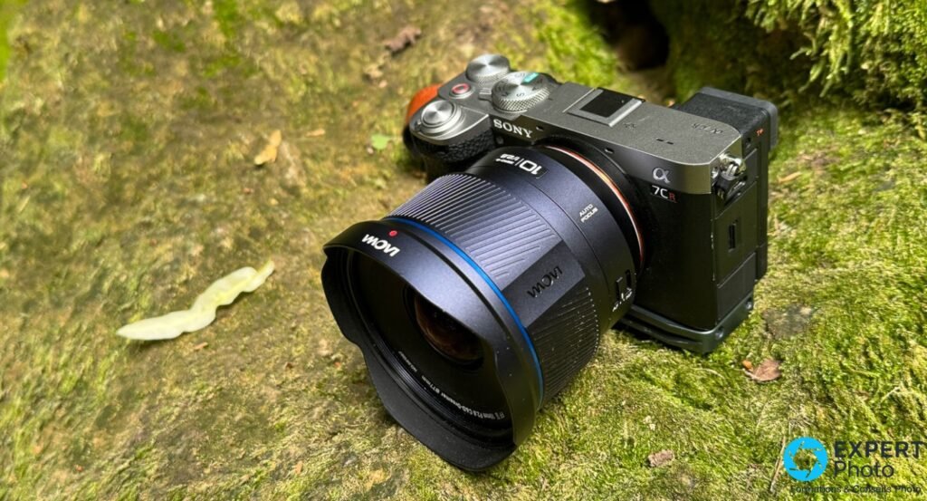 Laowa 10mm f/2,8 Zero-D AF monté sur Sony Alpha 7CR argenté, 3/4 avant, inscription Ø77mm et AUTO FOCUS lisibles, fond de mousse verte