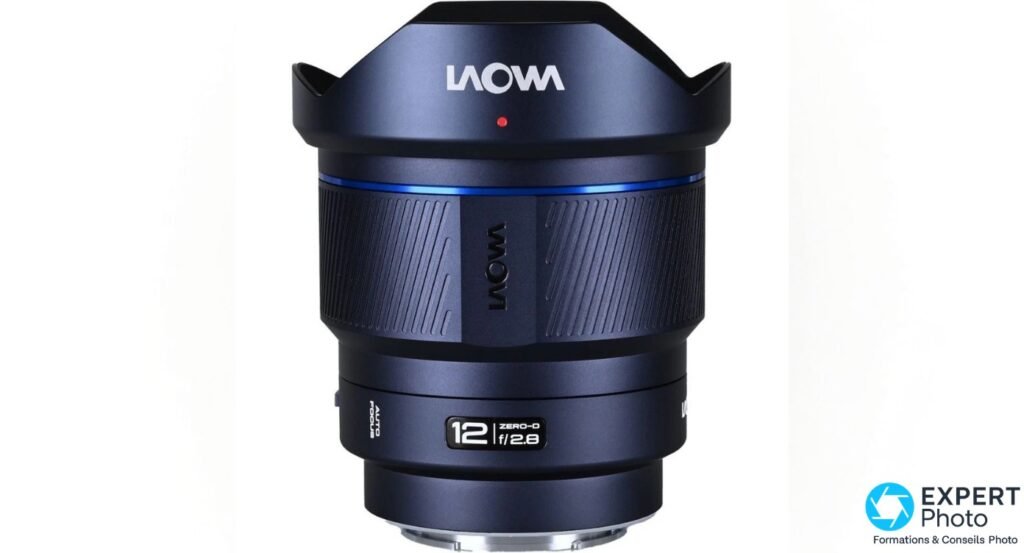 Objectif Laowa 12mm f/2.8 Zero-D AF bleu marine, face avant, pare-soleil pétale monté, marquage 12 f/2.8 visible