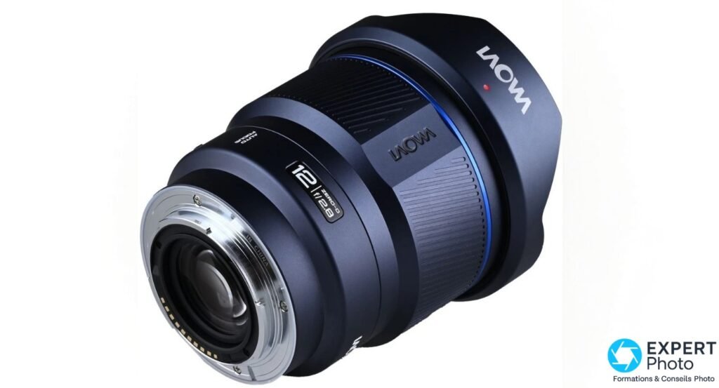 Objectif Laowa 12mm f/2.8 Zero-D AF, vue 3/4 arrière, monture exposée avec contacts électroniques dorés visibles