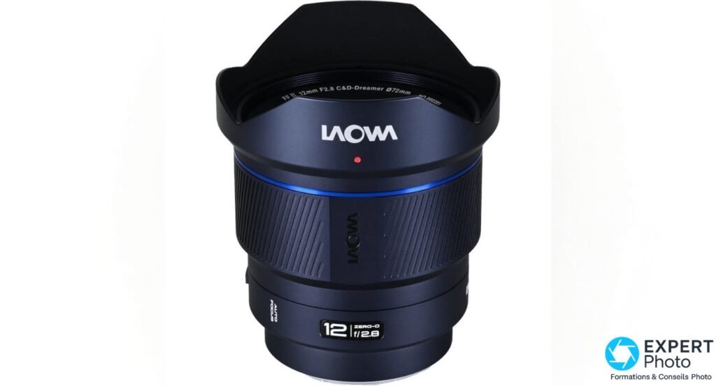 Objectif Laowa 12mm f/2.8 Zero-D AF en vue plongée, filetage Ø72mm lisible sur la bague avant, pare-soleil pétale déployé