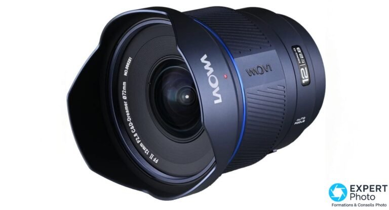 Objectif Laowa 12mm f/2.8 Zero-D AF, vue 3/4 avant gauche, lentille frontale visible, anneau bleu et marquage Ø72mm