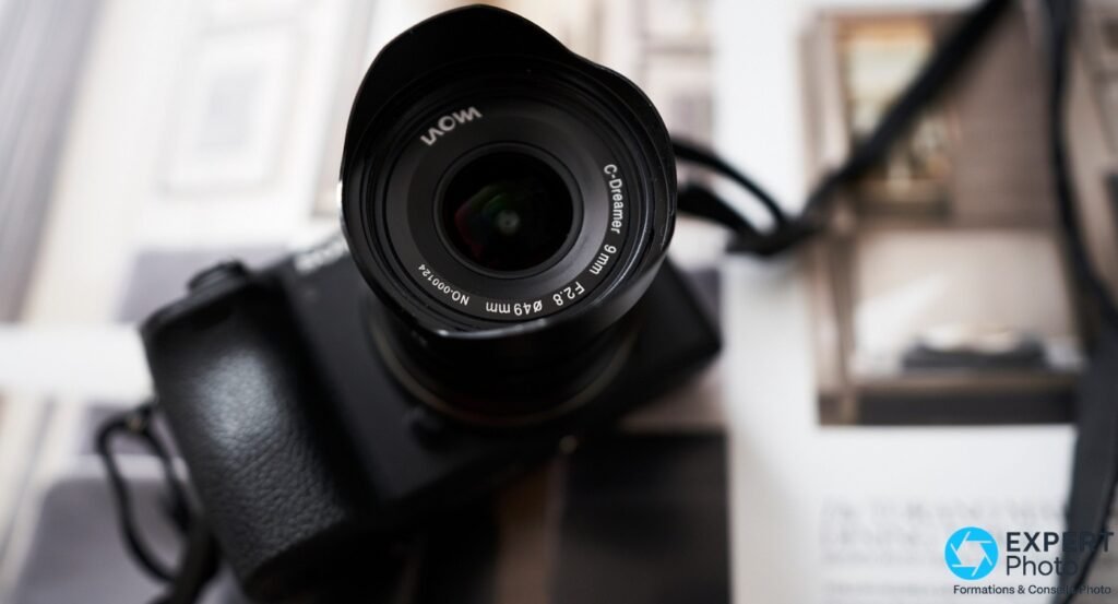 Laowa 9mm f/2.8 C-Dreamer, gros plan frontal sur le barrel avant gravé 9mm F2.8 Ø49mm et le pare-soleil tulipe