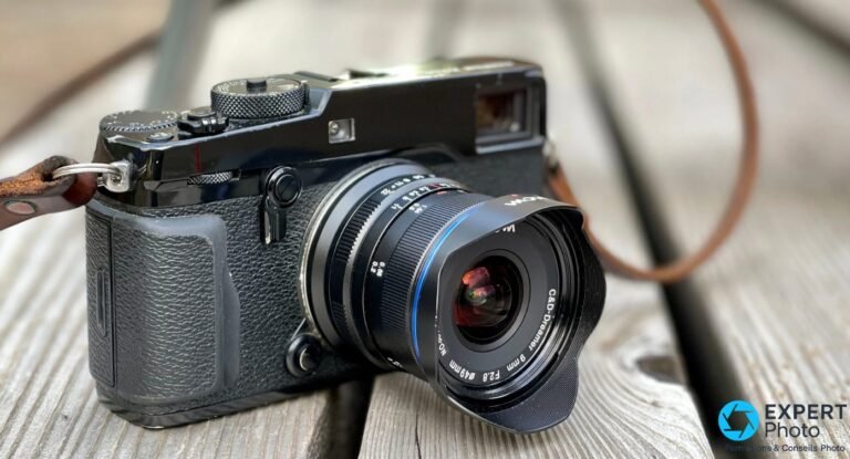 Laowa 9mm f/2.8 Zero-D C&D-Dreamer sur Fujifilm X-Pro2, angle 3/4 avant, verre frontal et bague bleue visibles