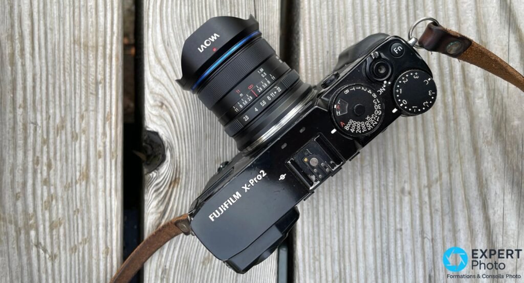  Laowa 9mm f/2.8 Zero-D monté sur Fujifilm X-Pro2, vue de dessus, bague de MAP graduée et bague bleue visibles 
