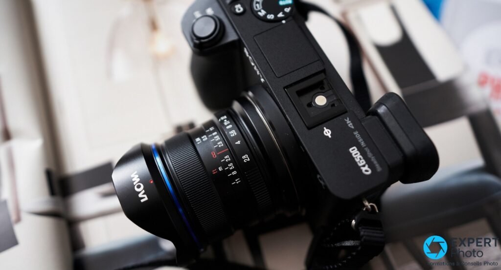 Laowa 9mm f/2.8 Zero-D en vue de profil gauche sur Sony α6500, bague de MAP et bague bleue clairement lisibles 