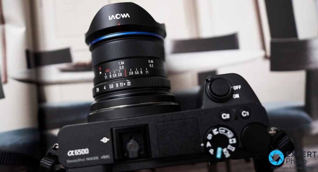  Laowa 9mm f/2.8 Zero-D monté sur Sony α6500, vue de dessus, bague graduée f/2.8–f/22 et bague bleue bien lisibles