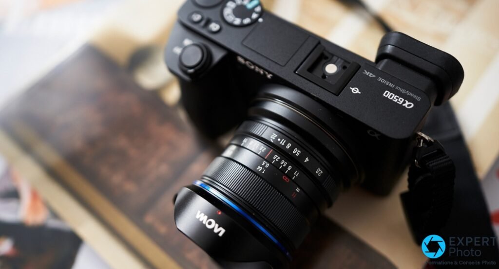  Laowa 9mm f/2.8 Zero-D et Sony α6500 vus de dessus, objectif orienté vers l'observateur, bague de MAP visible 