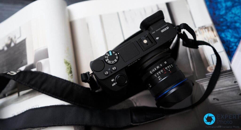 Laowa 9mm f/2.8 Zero-D monté sur Sony α6500, vue de dessus plongée, bague de MAP et graduation ouverture visibles