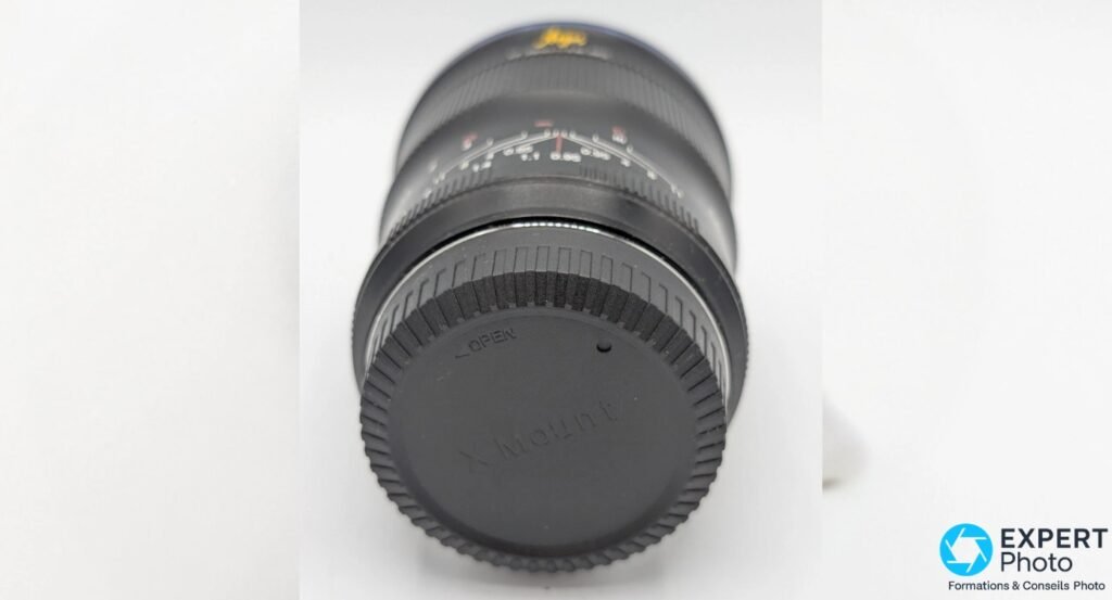 Cache arrière de l'objectif Laowa Argus CF 33mm f/0,95 APO, inscription X Mount moulée lisible