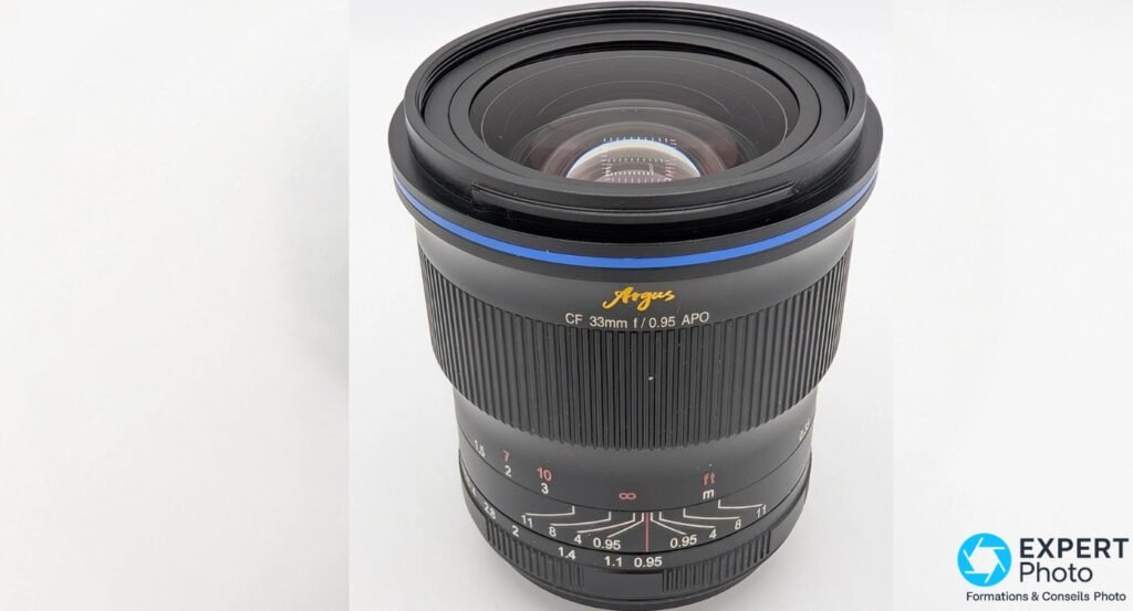 Objectif Laowa Argus CF 33mm f/0,95 APO vu de face, bague de mise au point manuelle graduée de 0,35 m à l'infini 