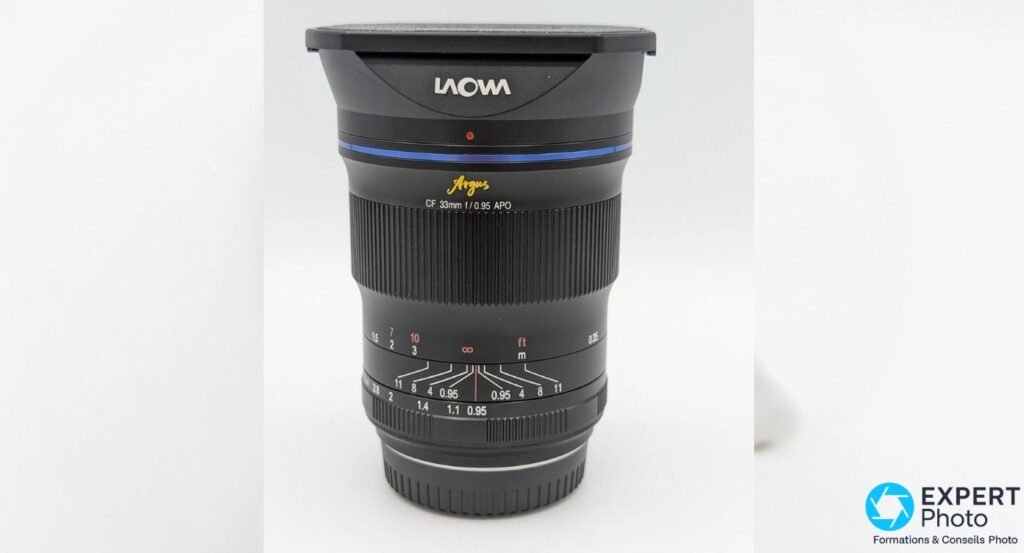 Objectif Laowa Argus CF 33mm f/0,95 APO avec pare-soleil petal noir monté, inscription LAOWA en blanc lisible
