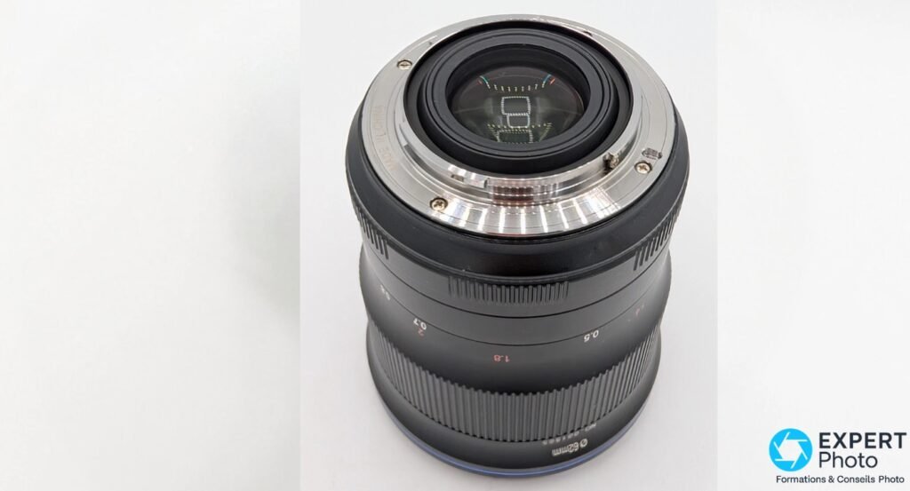 Objectif Laowa Argus CF 33mm f/0,95 APO vu de l'arrière, monture métallique argentée et lentille arrière exposées