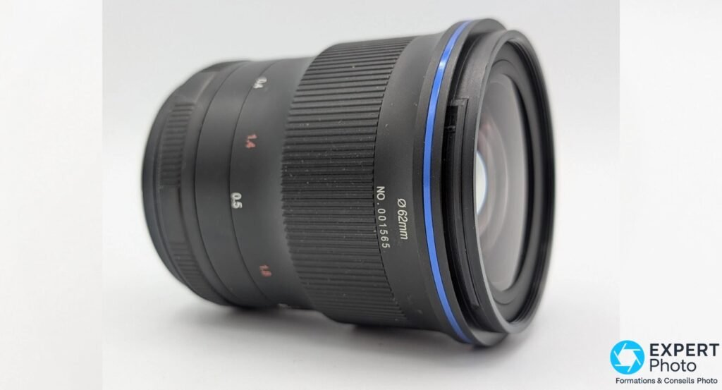 Objectif Laowa Argus CF 33mm f/0,95 APO en vue latérale, bague de mise au point et anneau bleu visibles