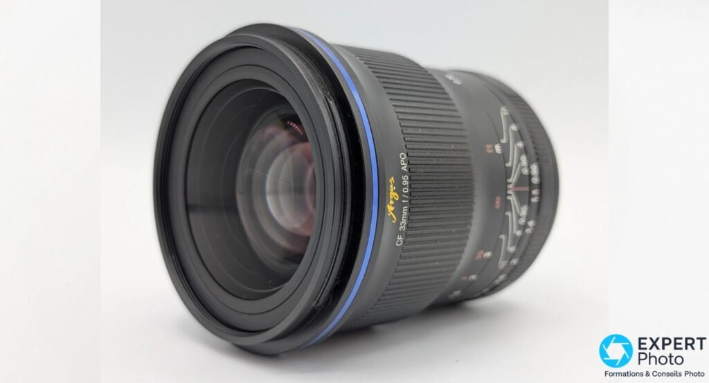 Objectif Laowa Argus CF 33mm f/0,95 APO, vue 3/4 avant droit, inscriptions Argus en doré et CF 33mm f/0.95 APO lisibles 