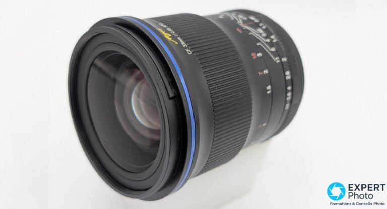 Objectif Laowa Argus CF 33mm f/0,95 APO, vue 3/4 avant gauche, lentille frontale et bague gravée Argus visibles