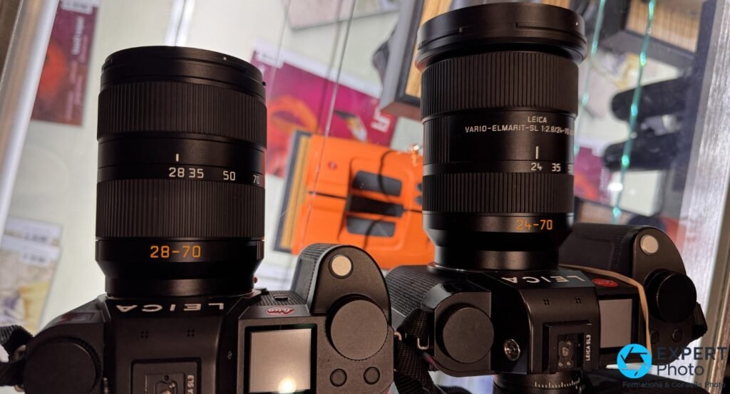 Leica SL avec 28-70 mm f/2,8 (gauche) et Leica SL3 avec 24-70 mm f/2,8 (droite), bagues de focales visibles, vue plongeante