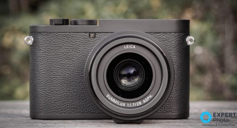 Leica Q2 Monochrom : avis, limites et profil idéal pour ce compact noir et blanc Leica Q2 Monochrom face avant, objectif Summilux 1:1.7/28 ASPH, boîtier noir mat sur fond végétal flou.