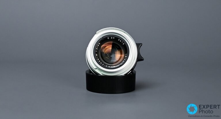 Leica Summicron-M 35mm f/2 IV chrome, face avant inclinée, inscriptions LEICA SUMMICRON-M 1:2/35 et verre frontal avec reflets ambrés