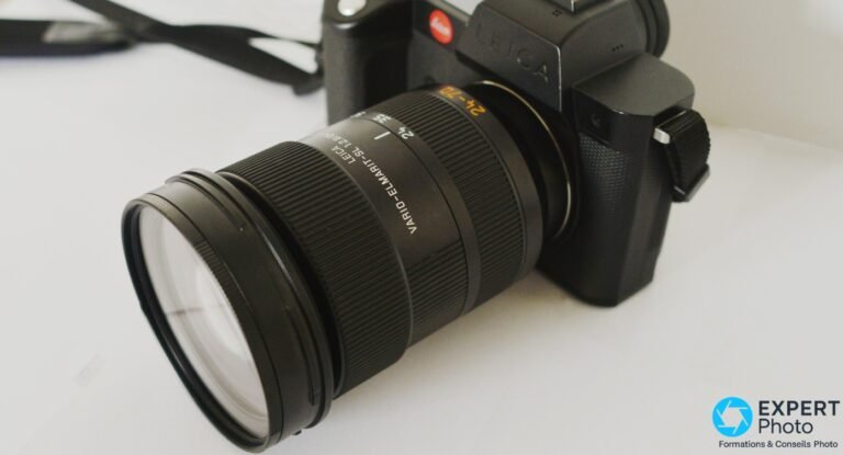 Leica Vario-Elmarit-SL 24-70mm f/2.8 ASPH monté sur boîtier Leica SL noir, vue 3/4 avant, sans capuchon