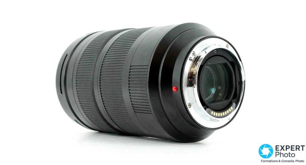 Leica 24-90mm f/2.8-4 ASPH, vue 3/4 arrière horizontal, monture L-Mount contacts dorés et repère rouge, fond blanc