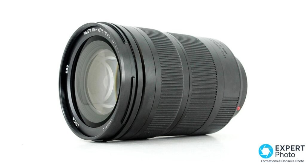 Leica 24-90mm f/2.8-4 ASPH, vue 3/4 avant horizontal, lentille frontale E82 et inscription LEICA visibles, fond blanc