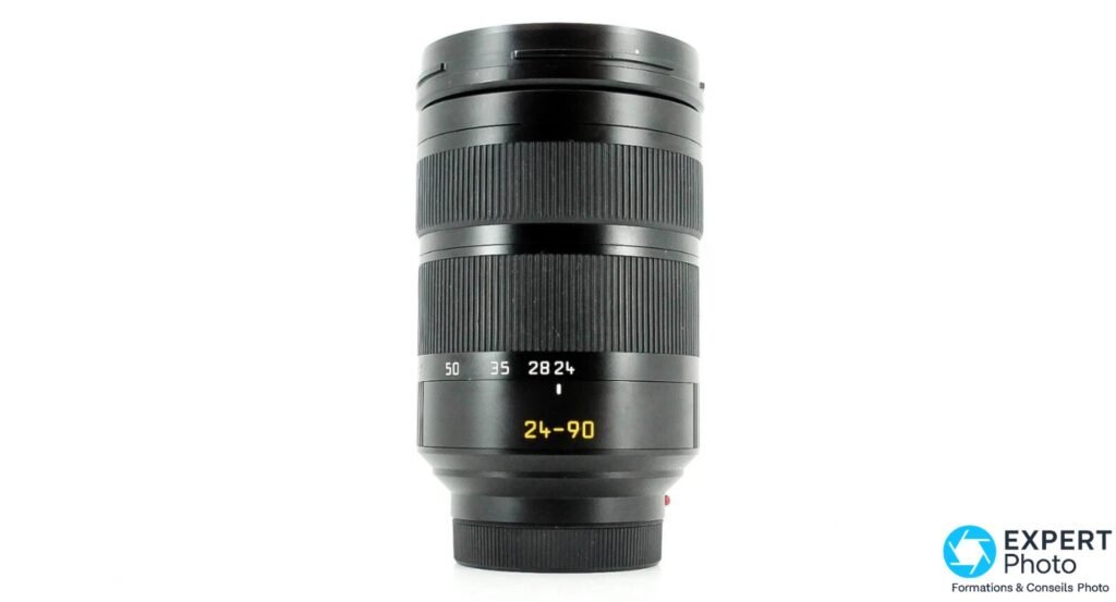  Leica 24-90mm f/2.8-4 debout fond blanc, vue de face, bague zoom graduations 24-50mm et inscription 24-90 dorée