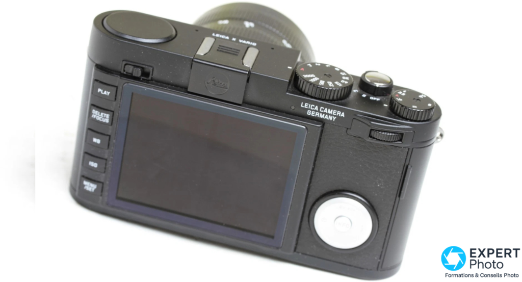 Leica X Vario Typ 107 vue arrière, écran LCD éteint, boutons PLAY DELETE WB ISO MENU visibles, fond blanc