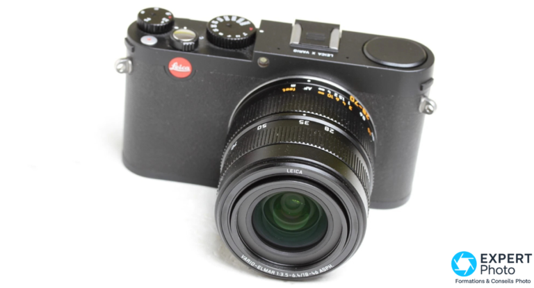 Leica X Vario (Typ 107) : pour quel photographe ce compact Leica APS-C garde encore du sens Leica X Vario Typ 107 vu de 3/4 avant, objectif Vario-Elmar 18-46 mm f/3,5-6,4 ASPH étendu, fond blanc
