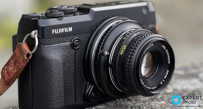 Minolta MD Rokkor 45mm f/2 : pour qui ce standard vintage a encore du sens ? Minolta MD Rokkor 45mm 1:2 monté sur boîtier Fujifilm noir via bague d'adaptation, vue 3/4 avant