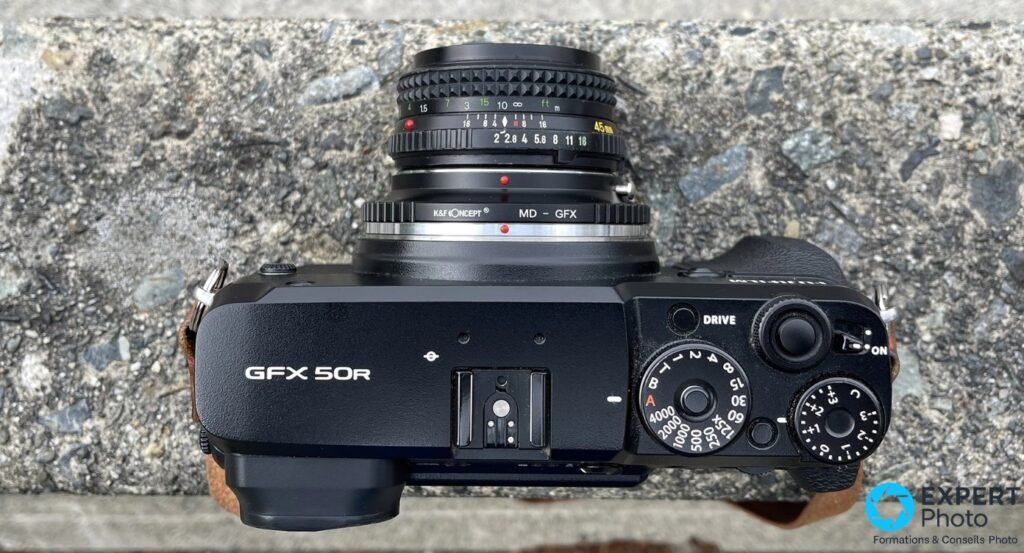 Vue de dessus du Fujifilm GFX 50R avec objectif Minolta MD Rokkor 45mm et bague K&F Concept MD-GFX montée