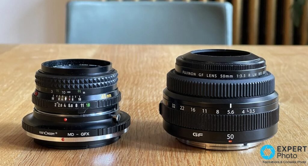Minolta MD Rokkor 45mm avec bague K&F MD-GFX à gauche, Fujinon GF 50mm f/3.5 à droite, posés sur une surface en bois