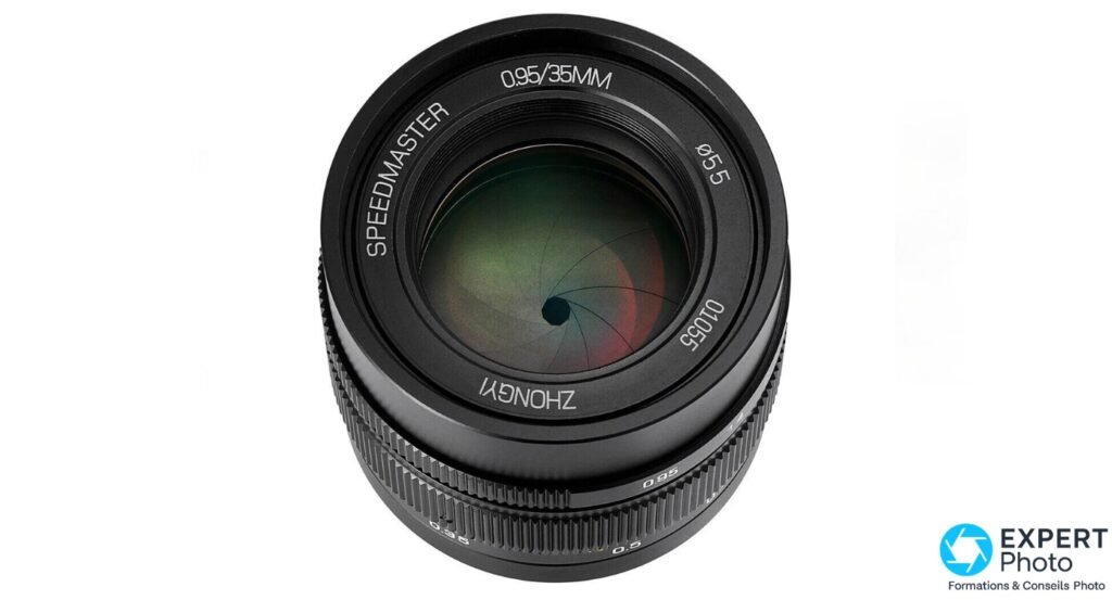 Mitakon Zhongyi Speedmaster 35mm f/0.95, vue de face, lentille Ø55 mm, traitement multicouch, inscriptions Speedmaster et Zhongyi lisibles