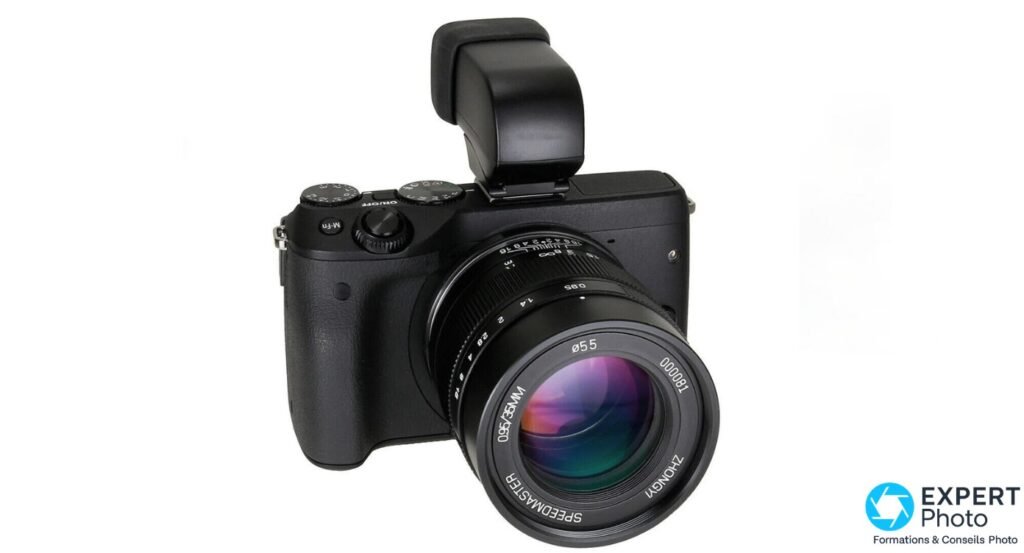 Mitakon Zhongyi Speedmaster 35mm f/0.95 monté sur boîtier hybride compact noir avec viseur externe, vue 3/4 avant