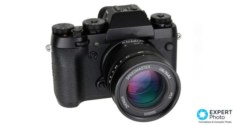 Mitakon 35mm f/0.95 Mark II : pour qui ce f/0,95 manuel garde encore un intérêt en 2026 ? Mitakon Zhongyi Speedmaster 35mm f/0.95 monté sur boîtier hybride noir avec viseur intégré et molettes apparentes, vue 3/4 avant