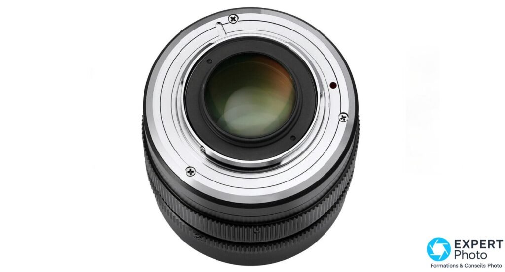 Mitakon Zhongyi Speedmaster 35mm f/0.95, monture arrière argentée avec quatre vis de fixation et lentille arrière visible