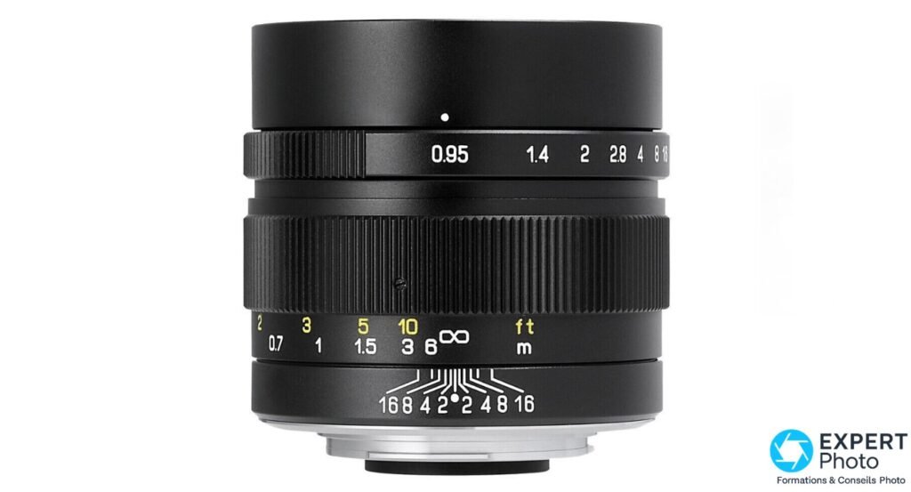 Mitakon Zhongyi Speedmaster 35mm f/0.95, vue latérale, bagues diaphragme 0.95–16 et mise au point en blanc et jaune