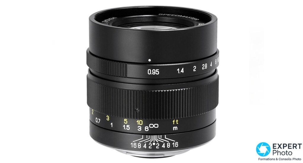 Mitakon Zhongyi Speedmaster 35mm f/0.95, vue 3/4 avant, lentille frontale avec traitement antireflet et bagues moletées
