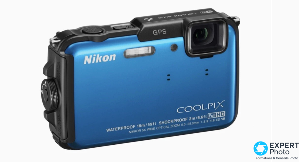 Nikon Coolpix AW110 bleu, vue 3/4 avant gauche, objectif NIKKOR, flash, logo GPS et marquage Waterproof 18m visible