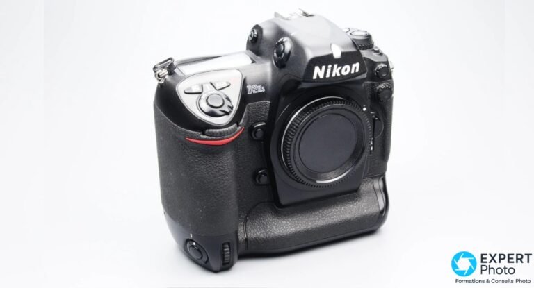 Nikon D2Hs : un reflex pro sport pour les photographes déjà en Nikon F Nikon D2Hs noir, boîtier nu avec cache monture, vue 3/4 avant gauche, poignée intégrée visible, fond blanc