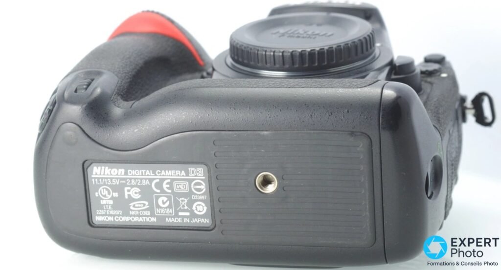 Dessous Nikon D3, étiquette NIKON CORPORATION MADE IN JAPAN, certifications CE UL FCC, vis de trépied