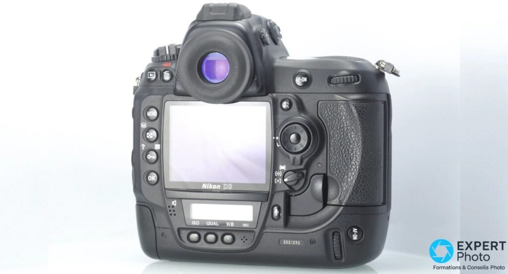 Face arrière Nikon D3 avec écran LCD éteint, oculaire viseur à reflet bleu, boutons MENU OK ISO QUAL WB, numéro gravé 2021292