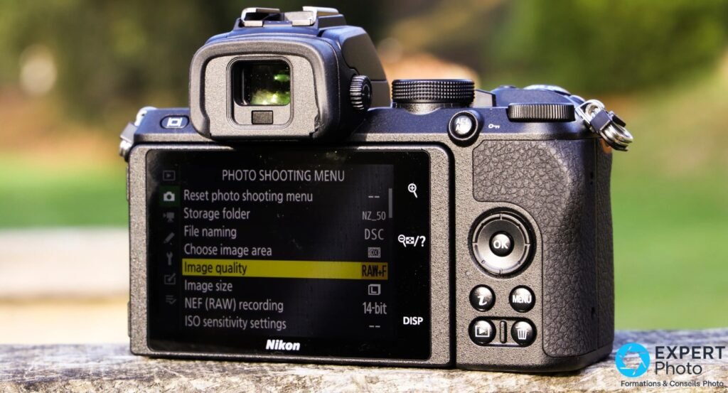 Nikon Z50 vue arrière, écran affichant Photo Shooting Menu, option Image quality RAW+F sélectionnée, NEF 14-bit visible, fond vert flou 