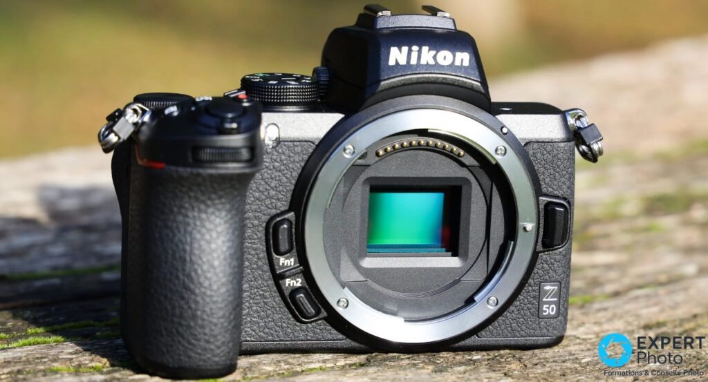 Nikon Z50 boîtier nu face avant, capteur APS-C DX vert irisé exposé, monture Z avec contacts dorés, logo Z50 bas droite visible 