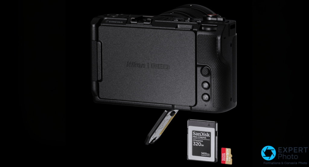  Dos du Nikon ZR, écran ouvert, gravure Nikon RED visible, carte CFexpress SanDisk 320Go et carte microSD posées devant