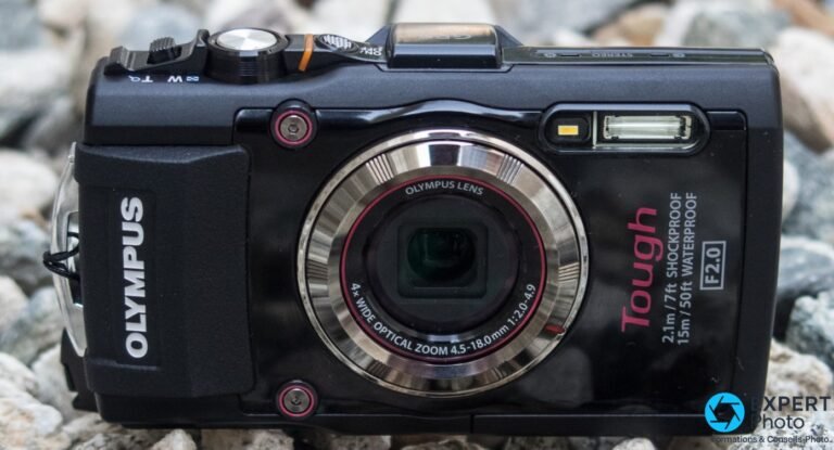 Olympus Tough TG-3 : ce qu’il est vraiment en 2026 et comment l’acheter en occasion Olympus Tough TG-3 noir de face, inscription « Tough WATERPROOF 15m F2.0 » sur le corps, objectif rétracté, fond de galets