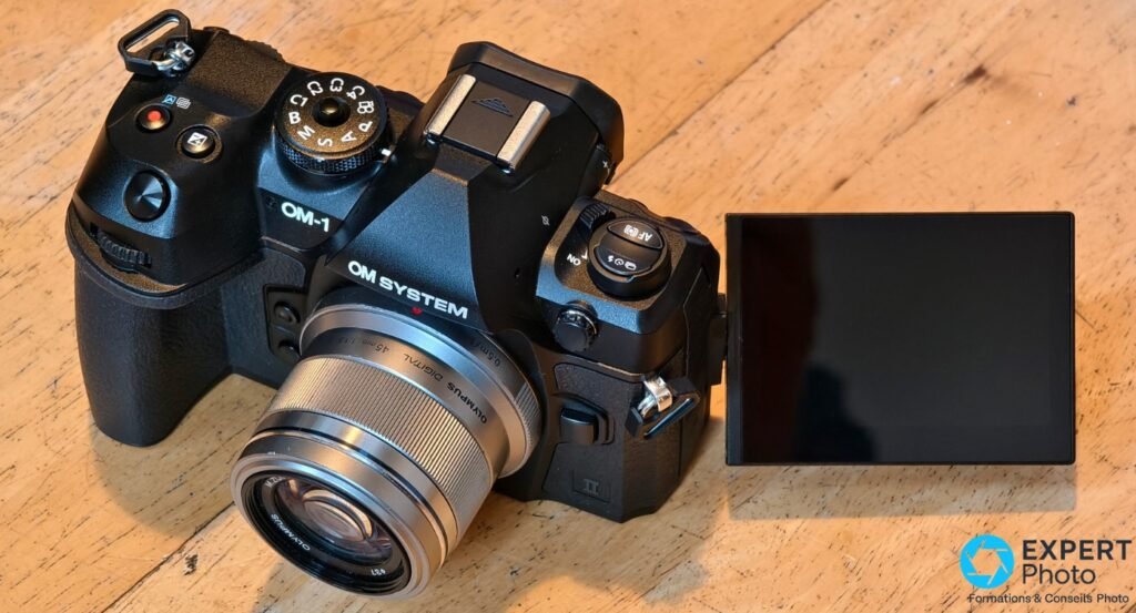 OM System OM-1 Mark II avec objectif Olympus 45mm argenté, écran tactile orientable déployé, vue plongeante