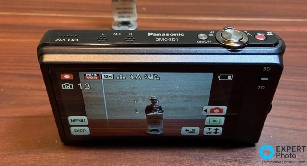 Panasonic DMC-3D1 dos, écran allumé mode 2D 12M, sélecteur 3D/2D sur le côté, marquage AVCHD et DMC-3D1 sur tranche