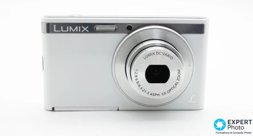 Panasonic Lumix DMC-XS1 blanc de face, objectif rétracté, inscription Lumix DC Vario 5x Optical Zoom sur la bague